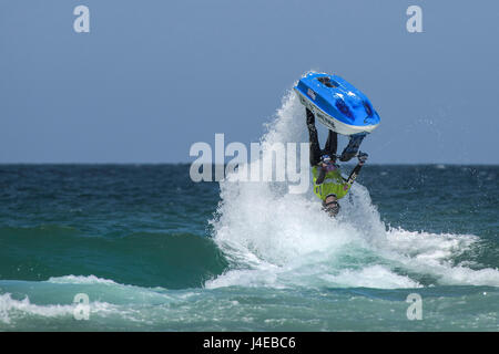 Fistral Beach;, Newquay Cornwall. 13 Maggio, 2017. Sfidando la gravità jetski piloti provenienti da tutto il mondo di competere nel IFWA UK. Europei e IFWA Campionati del Mondo che avrà luogo a Fistral Beach in Newquay, Cornwall. Fotografo: Gordon Scammell/Alamy Live News. Foto Stock