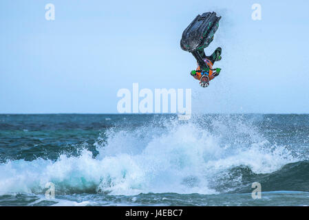 Fistral Beach;, Newquay Cornwall. 13 Maggio, 2017. Jetski riders eseguire spettacolari che sfidano la forza di gravità trucchi come hanno giocato nel IFWA UK. Europei e IFWA Campionati del Mondo che avrà luogo a Fistral Beach in Newquay, Cornwall. Fotografo: Gordon Scammell/Alamy Live News. Foto Stock