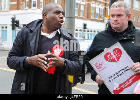 Haringey. A nord di Londra. Regno Unito il 13 maggio 2017. David Lammy MP per il Tottenham si unisce gli attivisti locali che protestavano contro la chiusura di Harringay Crown Post Office su Green Lanes nel nord di Londra. Credito: Dinendra Haria/Alamy Live News Foto Stock