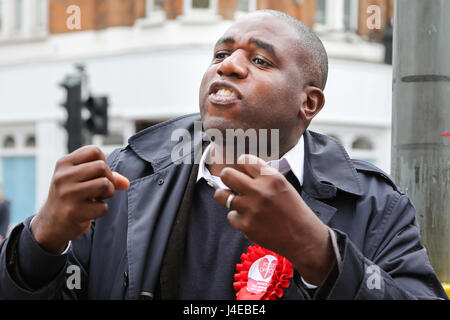 Haringey. A nord di Londra. Regno Unito il 13 maggio 2017. David Lammy MP per il Tottenham si unisce gli attivisti locali che protestavano contro la chiusura di Harringay Crown Post Office su Green Lanes nel nord di Londra. Credito: Dinendra Haria/Alamy Live News Foto Stock