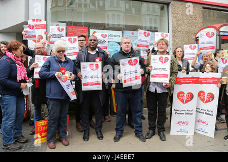 Haringey. A nord di Londra. Regno Unito il 13 maggio 2017. David Lammy MP per il Tottenham si unisce gli attivisti locali che protestavano contro la chiusura di Harringay Crown Post Office su Green Lanes nel nord di Londra. Credito: Dinendra Haria/Alamy Live News Foto Stock