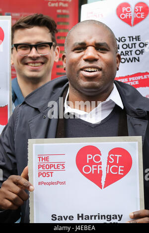 Haringey. A nord di Londra. Regno Unito il 13 maggio 2017. David Lammy MP per il Tottenham si unisce gli attivisti locali che protestavano contro la chiusura di Harringay Crown Post Office su Green Lanes nel nord di Londra. Credito: Dinendra Haria/Alamy Live News Foto Stock