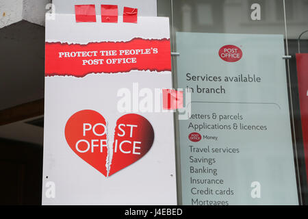 Haringey. A nord di Londra. Regno Unito il 13 maggio 2017. David Lammy MP per il Tottenham si unisce gli attivisti locali che protestavano contro la chiusura di Harringay Crown Post Office su Green Lanes nel nord di Londra. Credito: Dinendra Haria/Alamy Live News Foto Stock