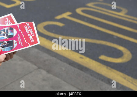 Haringey. A nord di Londra. Regno Unito il 13 maggio 2017. David Lammy MP per il Tottenham si unisce gli attivisti locali che protestavano contro la chiusura di Harringay Crown Post Office su Green Lanes nel nord di Londra. Credito: Dinendra Haria/Alamy Live News Foto Stock