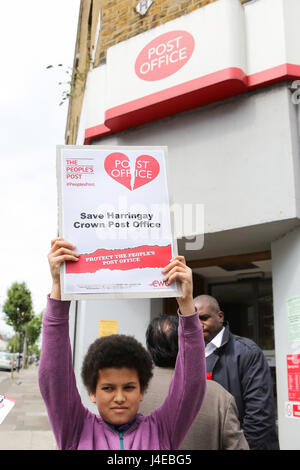 Haringey. A nord di Londra. Regno Unito il 13 maggio 2017. David Lammy MP per il Tottenham si unisce gli attivisti locali che protestavano contro la chiusura di Harringay Crown Post Office su Green Lanes nel nord di Londra. Credito: Dinendra Haria/Alamy Live News Foto Stock