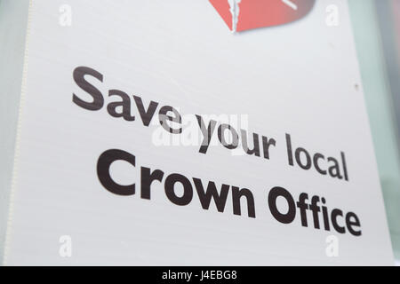 Haringey. A nord di Londra. Regno Unito il 13 maggio 2017. David Lammy MP per il Tottenham si unisce gli attivisti locali che protestavano contro la chiusura di Harringay Crown Post Office su Green Lanes nel nord di Londra. Credito: Dinendra Haria/Alamy Live News Foto Stock