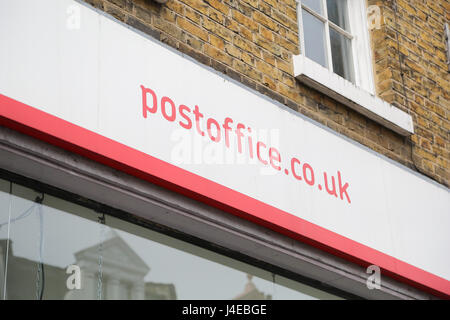 Haringey. A nord di Londra. Regno Unito il 13 maggio 2017. David Lammy MP per il Tottenham si unisce gli attivisti locali che protestavano contro la chiusura di Harringay Crown Post Office su Green Lanes nel nord di Londra. Credito: Dinendra Haria/Alamy Live News Foto Stock