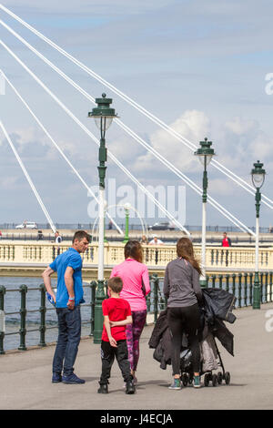 Southport, Merseyside, 13 maggio 2017. Regno Unito Meteo. Una calda e soleggiata giornata in Inghilterra del nord ovest come turisti che affollano la tradizionale stazione balneare di Southport nel Merseyside. Alti di 20˚C e segue le magie di sole portare i turisti fuori per il giorno. Credito: Cernan Elias/Alamy Live News Foto Stock