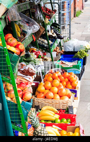 Frutta e verdura sul display al di fuori di un negozio locale nel nord di Londra, Regno Unito Foto Stock