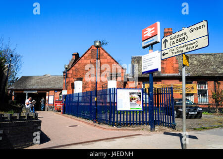 L'ingresso di Cricklewood stazione ferroviaria in un pomeriggio di primavera, London, Regno Unito Foto Stock