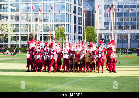 La società di pikemen & moschettieri esegue marching e riprese il display all'onorevole compagnia di artiglieria (HAC) aperta la sera. Foto Stock