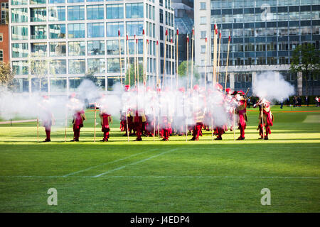 La società di pikemen & moschettieri esegue marching e riprese il display all'onorevole compagnia di artiglieria (HAC) aperta la sera. Foto Stock