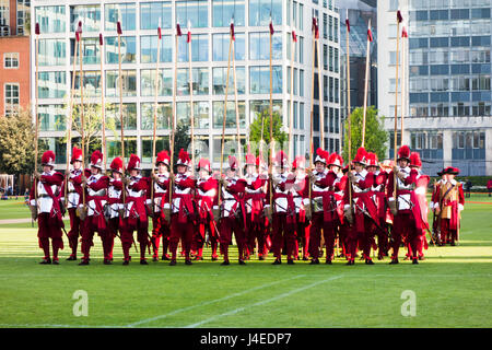 La società di pikemen & moschettieri esegue marching e riprese il display all'onorevole compagnia di artiglieria (HAC) aperta la sera. Foto Stock