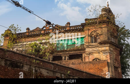 Antica città punto di riferimento con weathered patrimonio edifici neoclassici vicino baghbazar ghat a Kolkata, India. Foto Stock