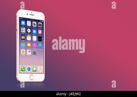 Rose Gold Apple iPhone 7 con iOS 10 sullo schermo rosa sul gradiente dello sfondo con spazio di copia Foto Stock