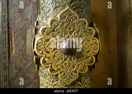 Dettagli sulla manopola dello sportello presso il cancello di ingresso di Bibi Ka Maqbara in Aurangabad, India Foto Stock