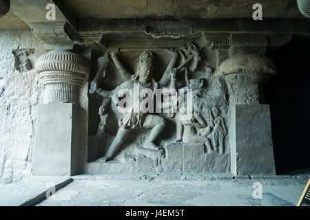 Sculture depiecting Storie dalle Scritture in Grotte di Ellora, Maharashtra, India Foto Stock