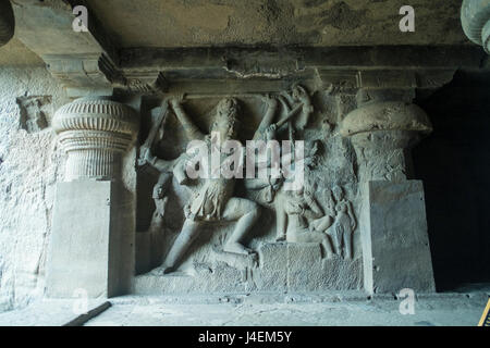 Sculture depiecting Storie dalle Scritture in Grotte di Ellora, Maharashtra, India Foto Stock