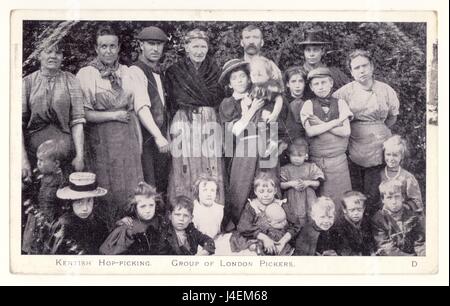 Cartolina originale che raffigura il Kentish hop-picking - gruppo di raccoglitori londinesi, poveri della classe operaia, di diverse generazioni, vecchi e giovani, in una vacanza lavorativa in un "giardino" hop. Periodo edoardiano/vittoriano, raccoglitori di hop vittoriani, circa 1904 Foto Stock