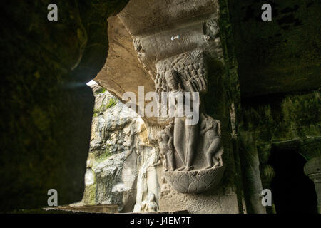 Una figura di una femmina di dea, forse Parvati, presso la grotta di Ellora n. 29 nei pressi di Aurangabad nel Maharashtra Foto Stock