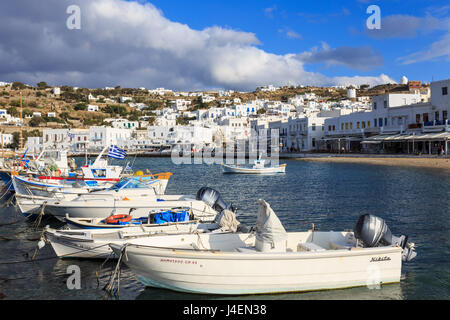 Piccole barche nel porto, imbiancato la città di Mykonos (Chora) con mulini a vento sulla collina, Mykonos, Cicladi, isole greche, Grecia Foto Stock