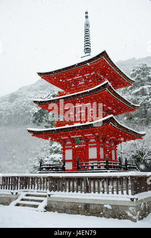 La caduta della neve sulla piccola pagoda rossa, Kiyomizu-dera tempio, Sito Patrimonio Mondiale dell'UNESCO, Kyoto, Giappone, Asia Foto Stock