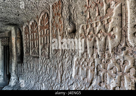 Bassorilievo in interno del IV secolo il monastero Geghard, UNESCO, provincia di Kotayk, Yerevan, Armenia, Caucaso Foto Stock