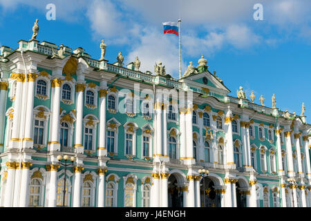 Facciata del palazzo d'inverno, lo stato Hermitage Museum, Sito Patrimonio Mondiale dell'UNESCO, San Pietroburgo, Russia, Europa Foto Stock