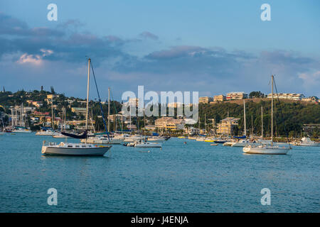 Piccole barche nel porto di Magenta Sud, bay, Noumea, Nuova Caledonia, Pacific Foto Stock