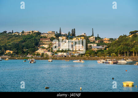 Piccole barche nel porto di Magenta Sud, bay, Noumea, Nuova Caledonia, Pacific Foto Stock