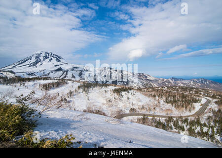 Montagne dalle vette innevate in Shiretoko National Park, sito Patrimonio Mondiale dell'UNESCO, Hokkaido, Giappone, Asia Foto Stock