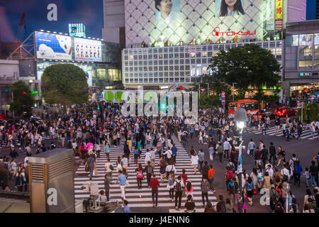 Shibuya crossing, la più trafficata strada che attraversa in tutto il mondo, Tokyo, Giappone, Asia Foto Stock