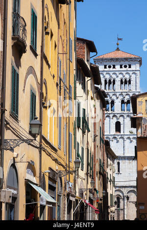 Il Campanile di San Michele in Foro, Via di Poggio, Lucca, Toscana, Italia, Europa Foto Stock