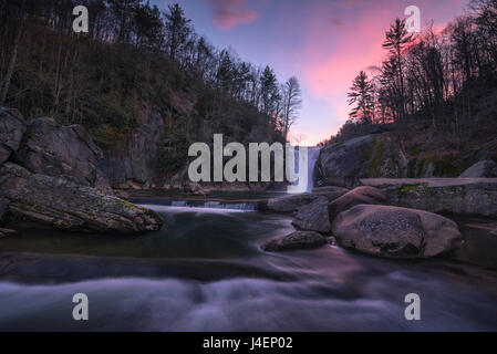 Elk River Falls al tramonto, Elk River, Blue Ridge Mountains, North Carolina, Stati Uniti d'America, America del Nord Foto Stock