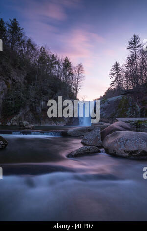 Elk River Falls al tramonto, Elk River, Blue Ridge Mountains, North Carolina, Stati Uniti d'America, America del Nord Foto Stock