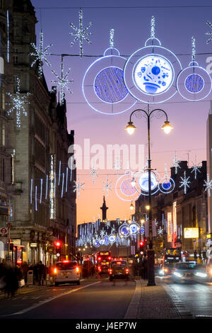 Le luci di Natale sullo Strand, Londra, Inghilterra, Regno Unito, Europa Foto Stock