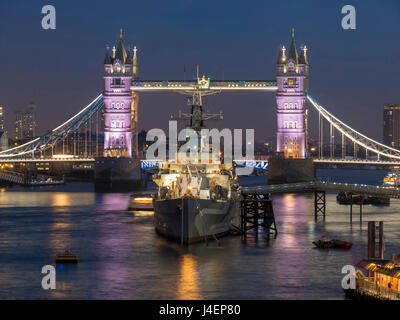 Il Tower Bridge e HMS Belfast sul Fiume Tamigi all'imbrunire, London, England, Regno Unito, Europa Foto Stock