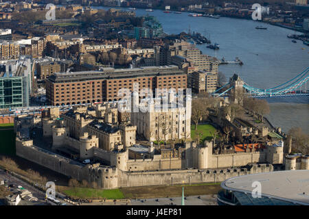 Vista aerea della Torre di Londra, Sito Patrimonio Mondiale dell'UNESCO, London, England, Regno Unito, Europa Foto Stock