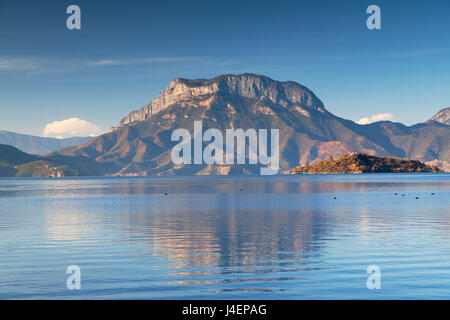 Vista del lago Lugu, Yunnan, Cina e Asia Foto Stock