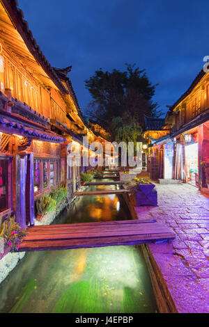 Bar e ristoranti lungo il canale al tramonto, Lijiang, Sito Patrimonio Mondiale dell'UNESCO, Yunnan, Cina e Asia Foto Stock