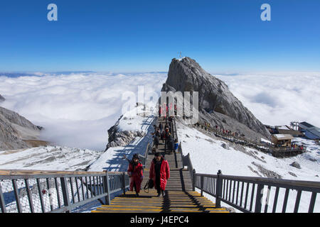 I turisti su Jade Dragon Snow Mountain (Yulong Xueshan), Lijiang, Yunnan, Cina e Asia Foto Stock