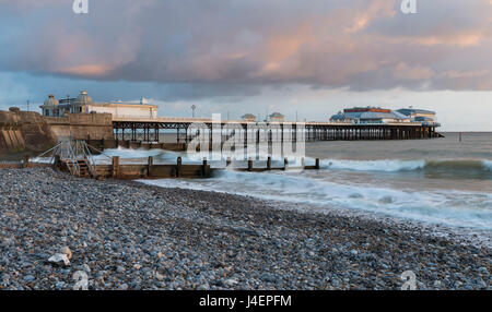 Un bellissimo cielo su una mattina di primavera a Cromer, Norfolk, Inghilterra, Regno Unito, Europa Foto Stock