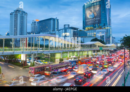 Il traffico su Ratchadamri Road, Bangkok, Thailandia, Sud-est asiatico, in Asia Foto Stock