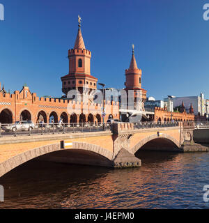 Oberbaum ponte tra Kreuzberg e Friedrichshain, fiume Spree, Berlino, Germania, Europa Foto Stock