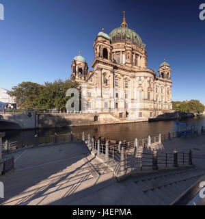 Berliner Dom (cattedrale di Berlino), il fiume Sprea, l'Isola dei Musei, patrimonio mondiale dell UNESCO, nel quartiere Mitte di Berlino, Germania, Europa Foto Stock