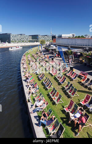 Capitale Beach bar a Spreebogen Park, la Torre della TV, Berlino, Germania, Europa Foto Stock