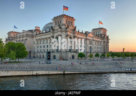Il palazzo del Reichstag al tramonto, nel quartiere Mitte di Berlino, Germania, Europa Foto Stock