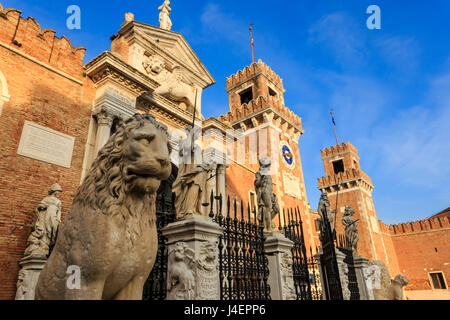 Leoni scolpiti e statue, Porta Magna, Arsenale, d'inverno il sole del pomeriggio, Castello, Venezia, UNESCO, Veneto, Italia Foto Stock