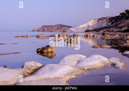 Bianche Scogliere noto come Scala dei Turchi il telaio il mare calmo all'alba, Porto Empedocle, provincia di Agrigento, Sicilia, Italia Foto Stock