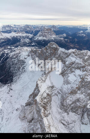 Vista aerea del picchi rocciosi del Monte Civetta, Ampezzo Dolomiti, Provincia di Belluno, Veneto, Italia, Europa Foto Stock